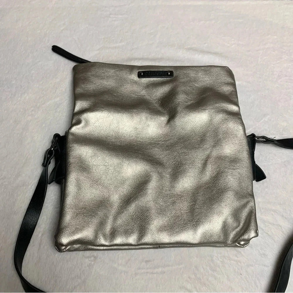 Kenneth Cole Reaction silver fold over purse adjustable strap - Picture 9 of 12